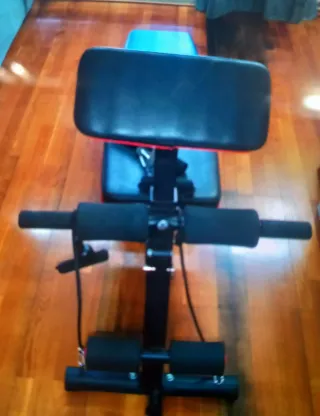 Banco de pesas con barra y discos