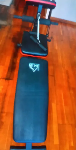 Banco de pesas con barra y discos