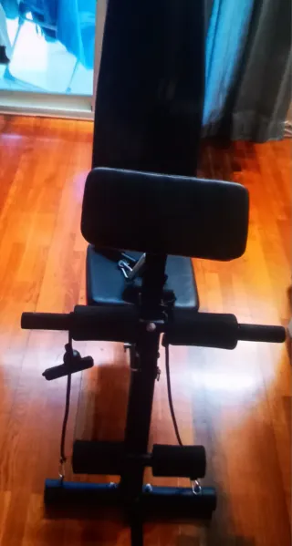 Banco de pesas con barra y discos