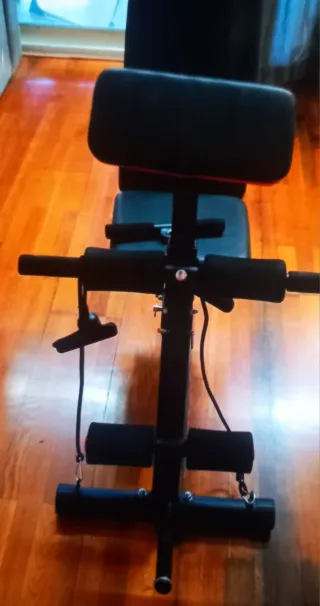 Banco de pesas con barra y discos