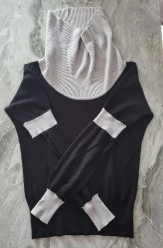 Jersey cuello alto negro y gris