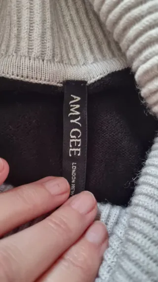 Jersey cuello alto negro y gris