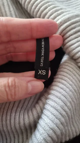 Jersey cuello alto negro y gris