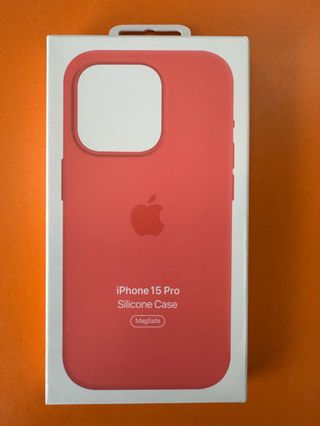 Cover iPhone 15 Pro in silicone Guava