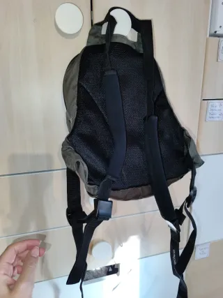 Mochila Quechua 10L Beige y Verde Oliva