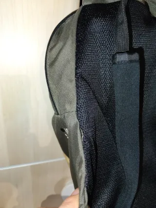 Mochila Quechua 10L Beige y Verde Oliva