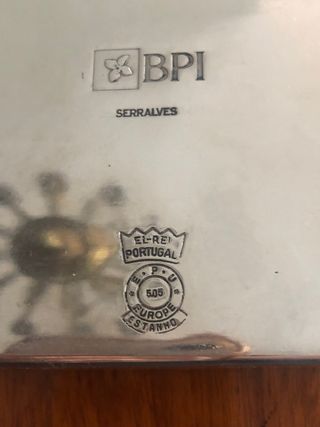 Caja de estaño firmada y dibujada