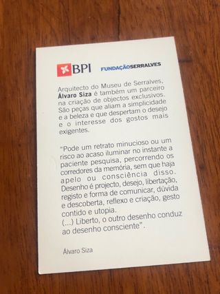 Caja de estaño firmada y dibujada