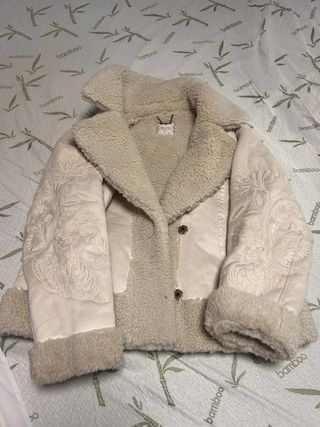Chaqueta Guess Beige Corta con Borrego