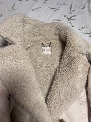 Chaqueta Guess Beige Corta con Borrego
