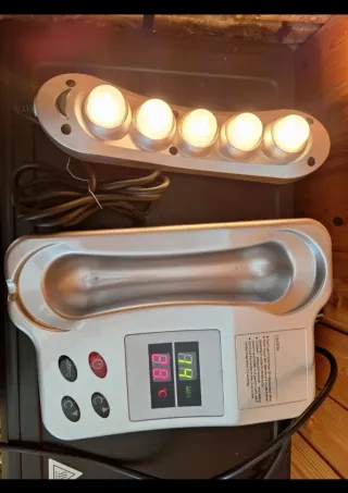 Apparecchio massaggiatore termico con luci