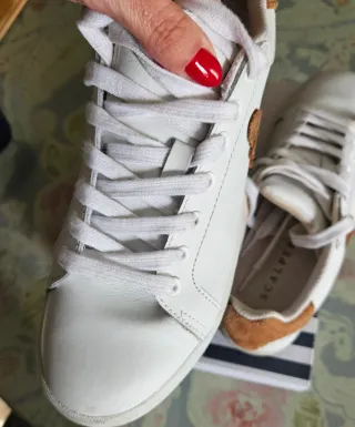 Zapatillas Blancas con Detalles Marrones