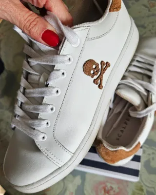 Zapatillas Blancas con Detalles Marrones