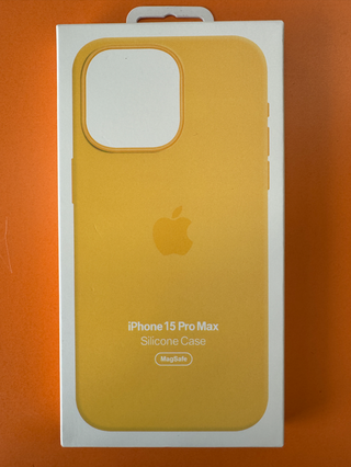 Cover iPhone 15 Pro Max in silicone Sunny Color originale