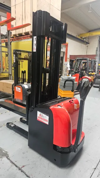 Apilador eléctrico 2000kg reacondicionado