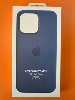 Cover iPhone 15 Pro Max in silicone blu tempesta