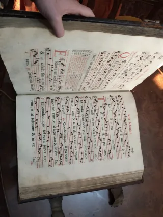 Libro antiguo mide aprox 50 cm de largo y de ancho