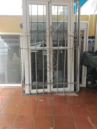 Rejas de puerta  y ventanas en perfecto estado