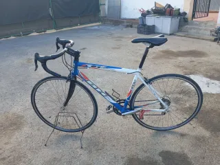 Bicicleta BH de carretera blanca y azula