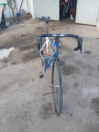 Bicicleta BH de carretera blanca y azula