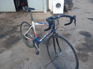 Bicicleta BH de carretera blanca y azula