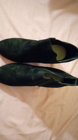 Botines negros con detalle dorado