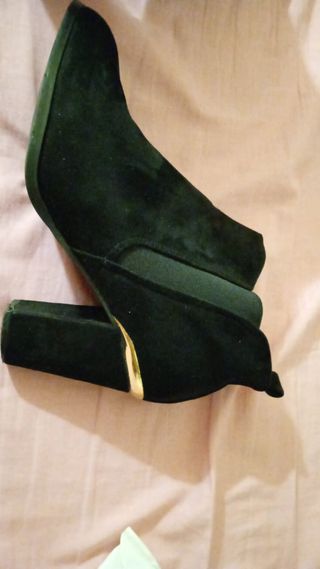 Botines negros con detalle dorado