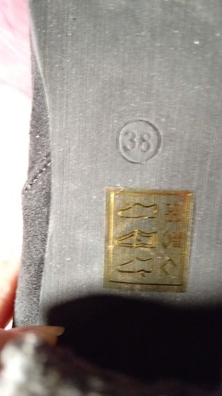 Botines negros con detalle dorado