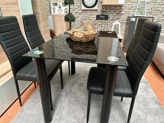 Mesa de cristal y 4 sillas negras