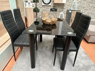 Mesa de cristal y 4 sillas negras