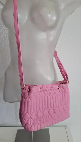 Bolso rosa con cordón y diseño acolchado