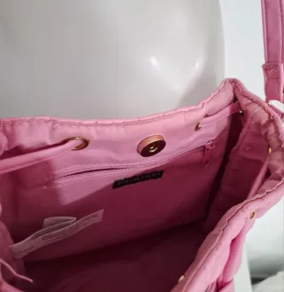Bolso rosa con cordón y diseño acolchado