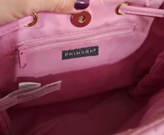 Bolso rosa con cordón y diseño acolchado