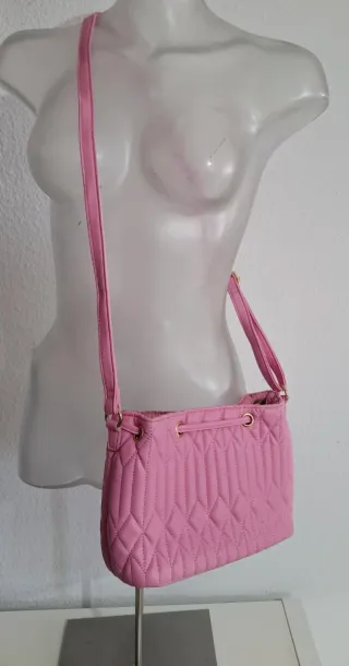 Bolso rosa con cordón y diseño acolchado