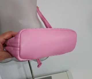 Bolso rosa con cordón y diseño acolchado