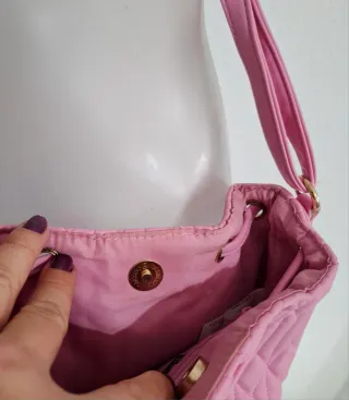 Bolso rosa con cordón y diseño acolchado