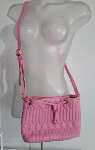 Bolso rosa con cordón y diseño acolchado
