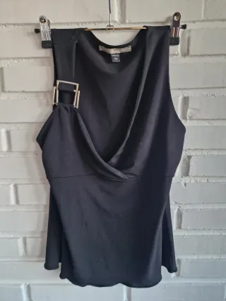 Top negro escotado con detalle metálico