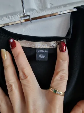 Top negro escotado con detalle metálico