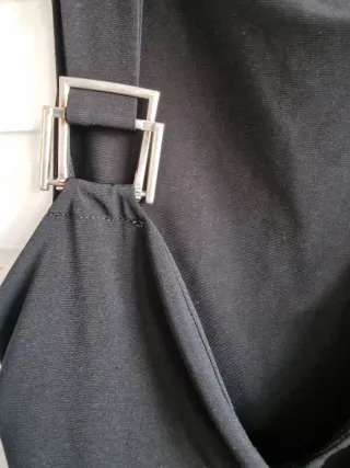 Top negro escotado con detalle metálico