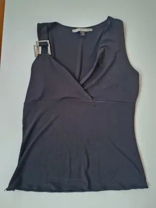 Top negro escotado con detalle metálico