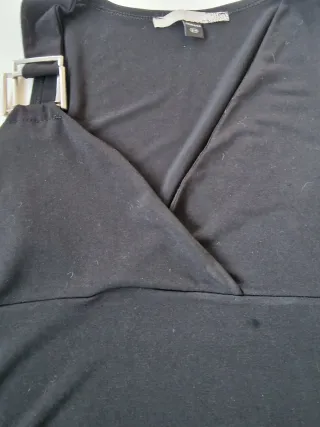 Top negro escotado con detalle metálico