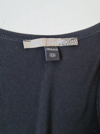 Top negro escotado con detalle metálico