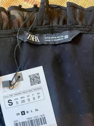 Blusa negra de Zara con etiqueta
