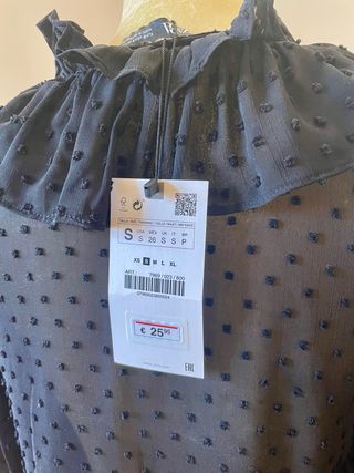 Blusa negra de Zara con etiqueta