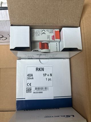 Interruptores Schneider y LS Electric