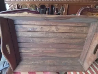 Bandeja de madera antigua con asas