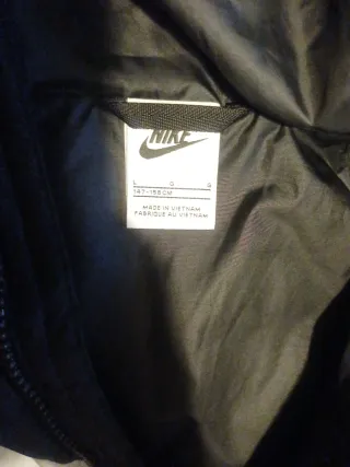 Abrigo Nike Negro y Gris. Talla L 1,47 - 1,58 cm.