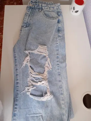 Pantalón vaquero roto