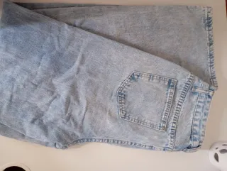 Pantalón vaquero roto